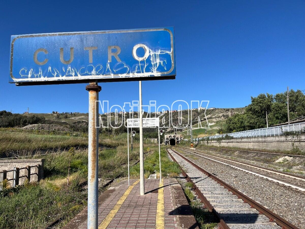 Elettrificazione della ferrovia: Si vede l’uscita dalla galleria di Cutro -