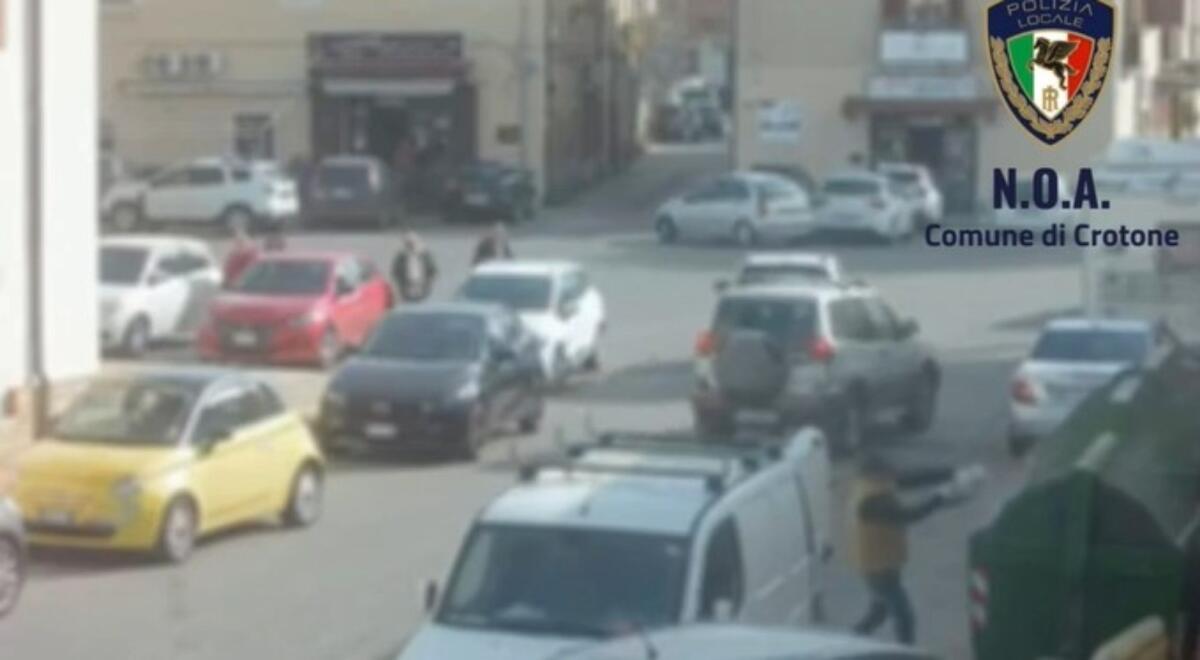 Crotone, fototrappole in azione: sanzionata una persona per abbandono di materiale di risulta - 