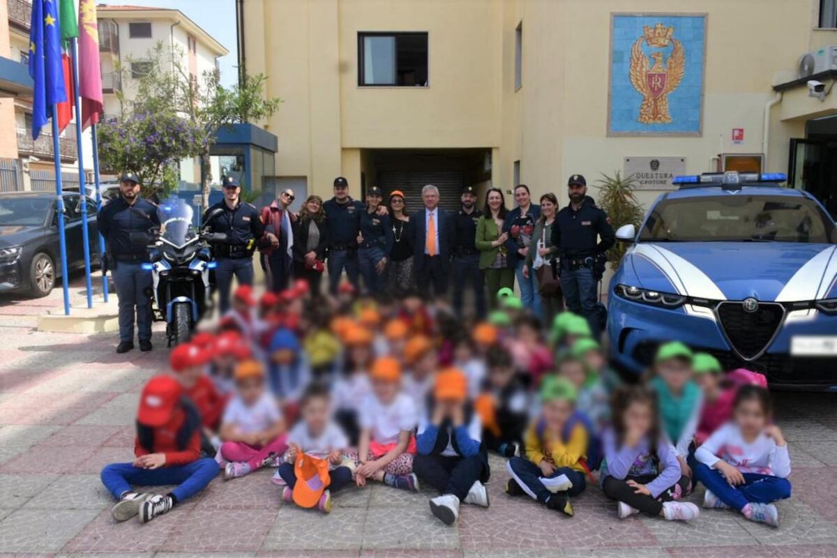 Crotone, gli alunni della scuola Don Milani accolti in Questura - 