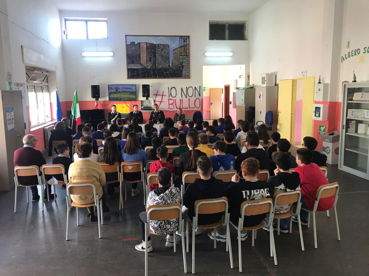 Gli alunni di Mandatoriccio a lezione con i Carabinieri - 