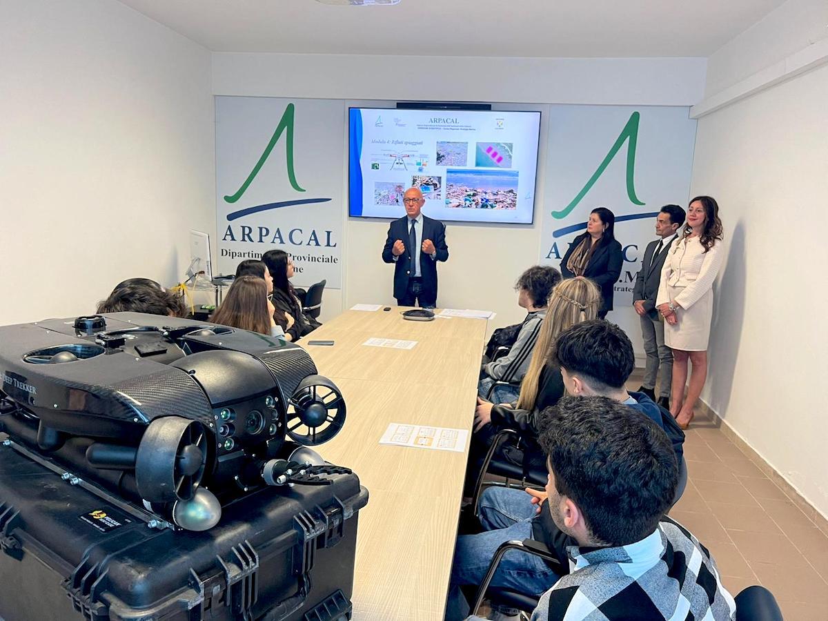 Crotone - Nella giornata del mare una lezione nella sede dell'Arpacal - 