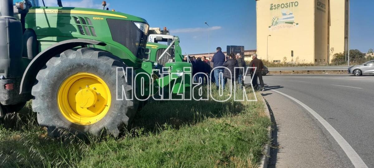 Crotone - Gli agricoltori ritornano ad occupare la rotonda di Passovecchio - 