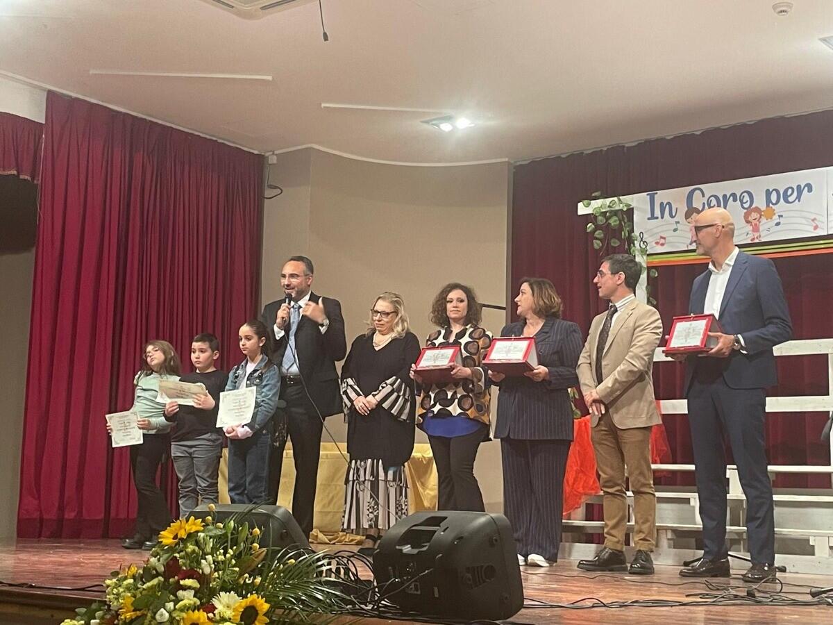 Isola C.R., svolto con successo il primo concorso canoro "In coro per...la pace" -