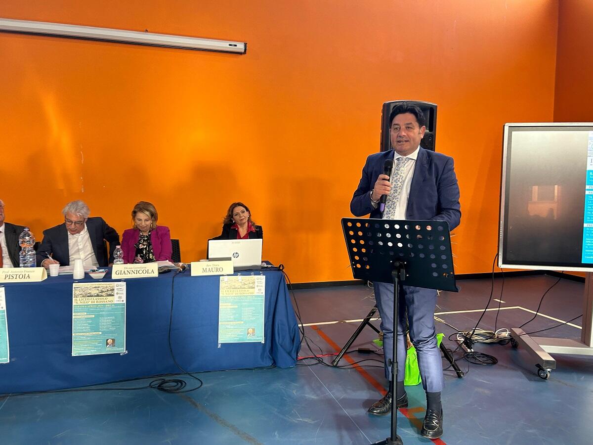 Corigliano-Rossano: presentato il libro che racconta il Liceo Classico San Nilo - Ernesto Rapani