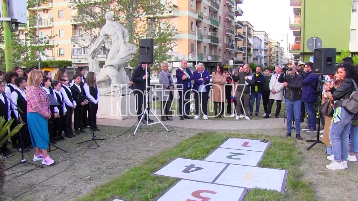 (VIDEO) Crotone - Le scarpette a custodia della campana: inaugurato "Il gioco dell'umanità" - 