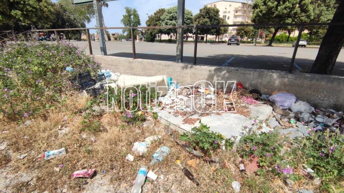 (Foto) Nei quartieri di Crotone: una piccola discarica in centro città - 