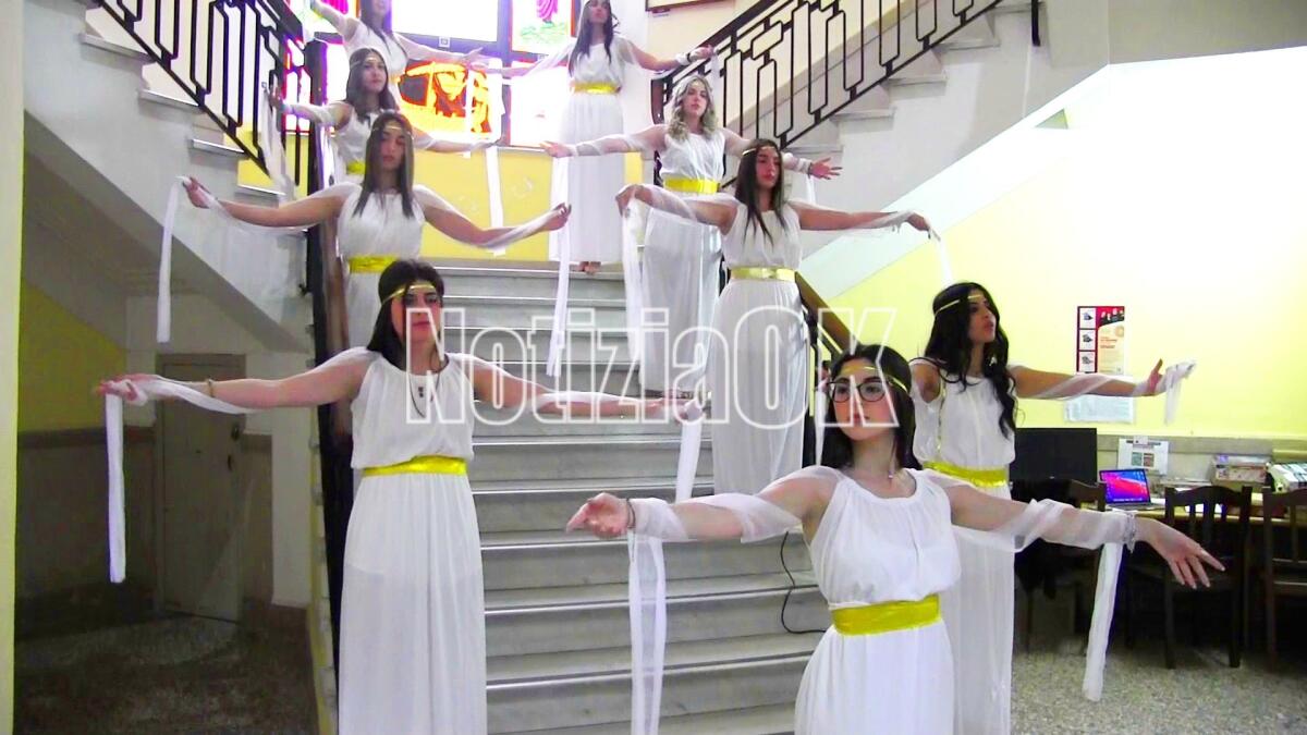 (VIDEO) Dalla notte del Liceo Classico Pitagora il No alla violenza di genere - 