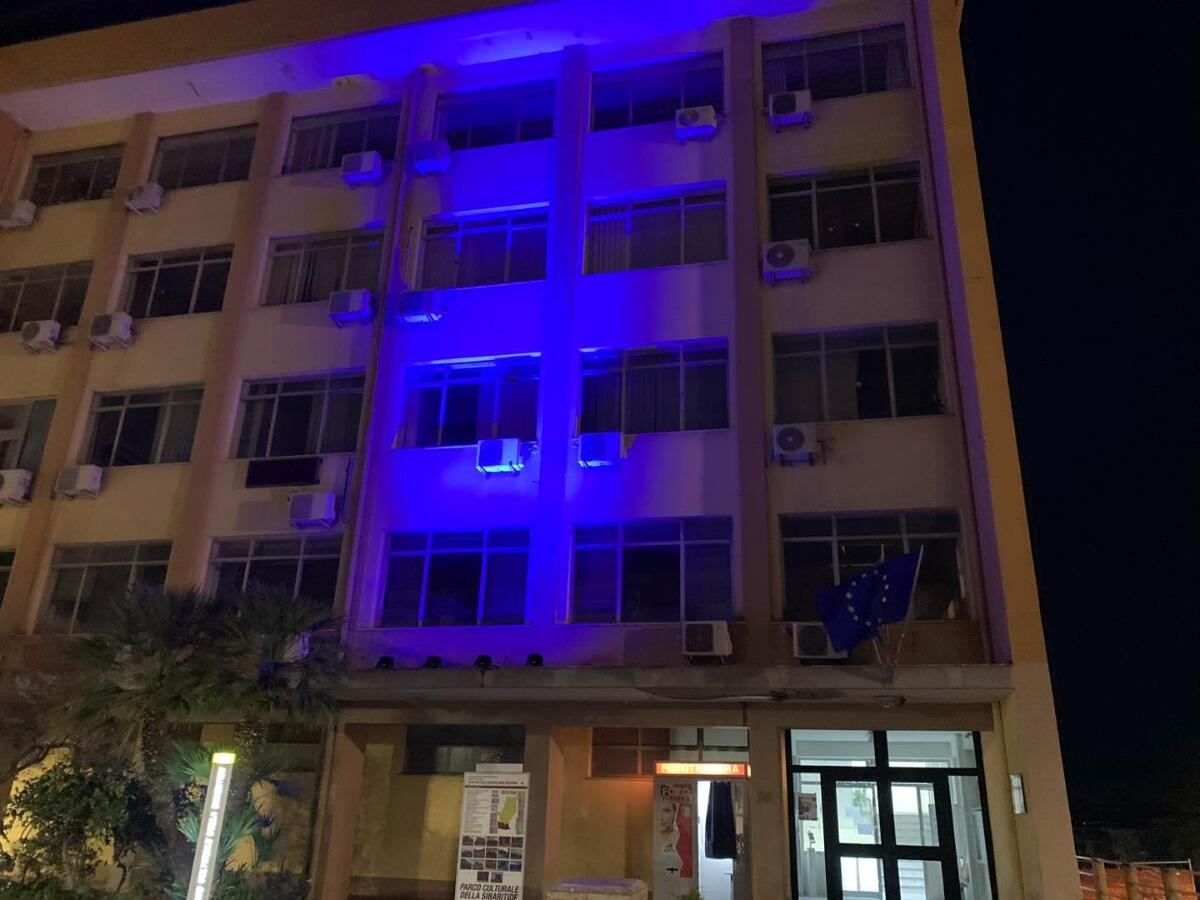 Cassano all'Ionio, "Light It Up Blue": il Municipio si illumina per la giornata mondiale della consapevolezza sull'autismo - 