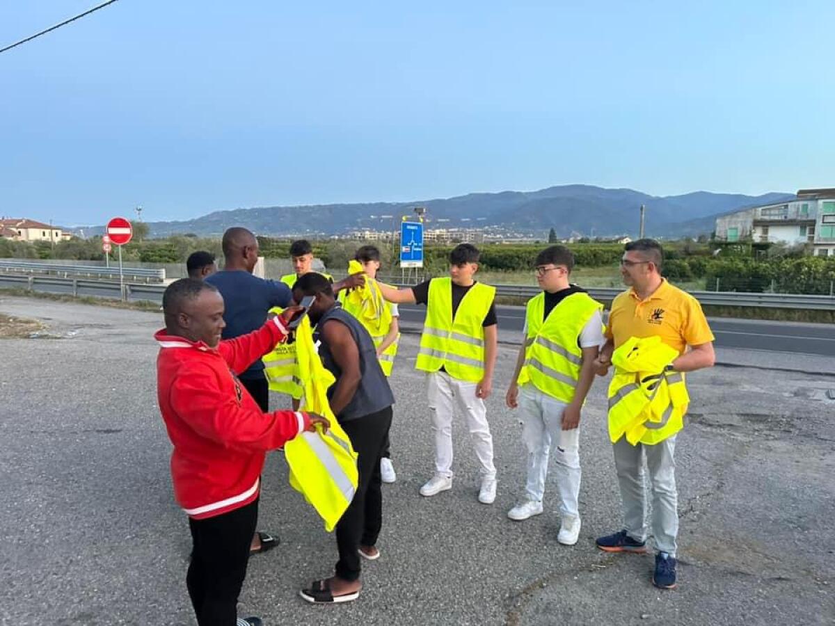 Da oggi i migranti che percorrono la 106 avranno le pettorine catarifrangenti - 