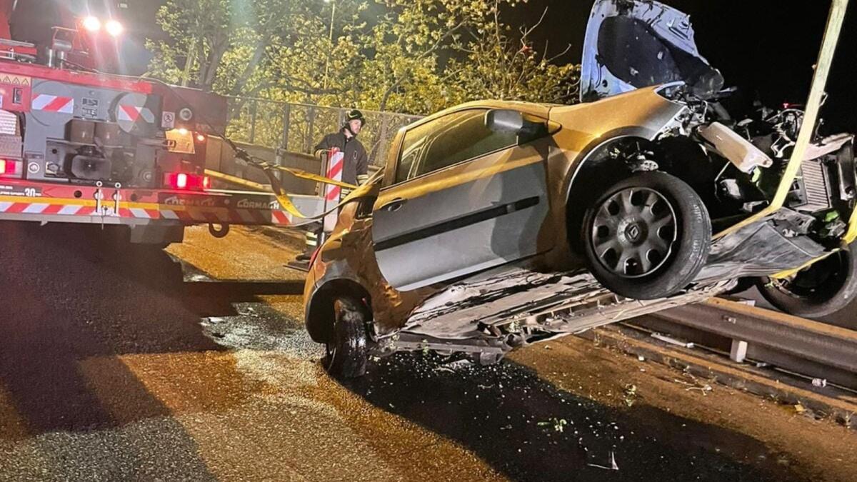 (VIDEO) Crotone - Incidente nella notte, auto precipita sui binari della stazione - 