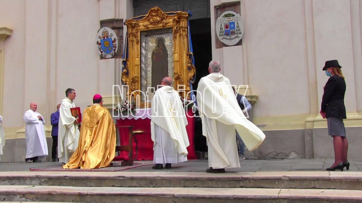 Crotone - La "calata" della Madonna di Capo Colonna: il quadro atteso in Piazza Duomo - 