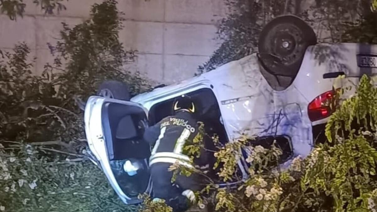Incidente nella notte: auto precipita su stazione ferroviaria - 