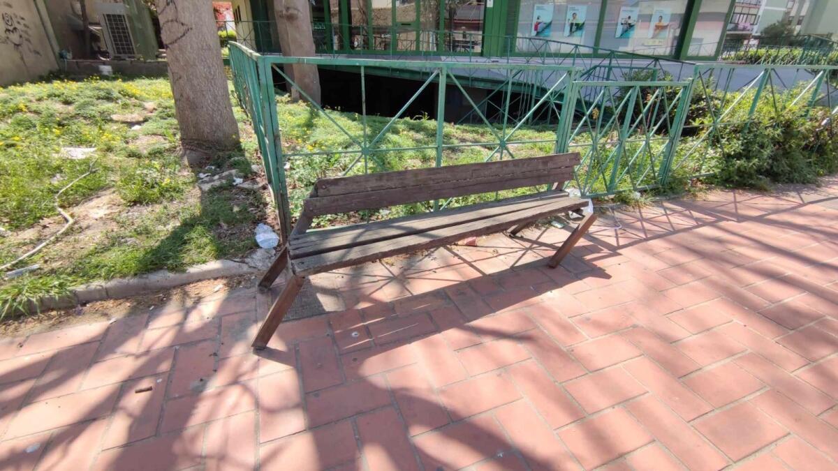 Nei quartieri di Crotone: in via Mario Nicoletta le panchine soffrono il mal di mare - 