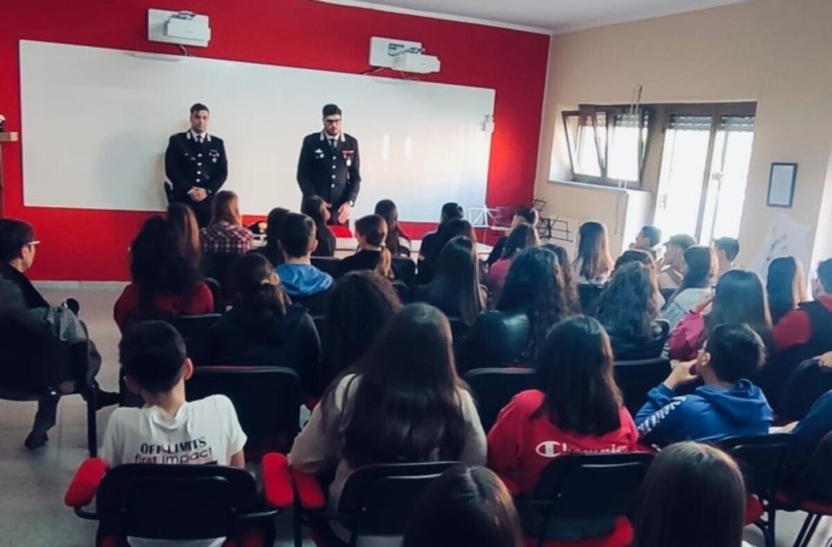Roccabernarda, Progetto “Legalità e Istituzioni”: gli alunni incontrano i Carabinieri - 