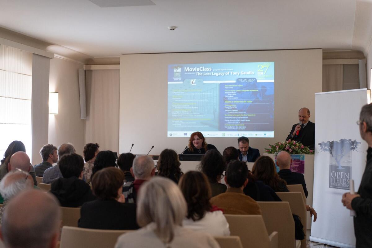 Cosenza - Grande partecipazione per la serata evento sui progetti di Open Fields Productions -