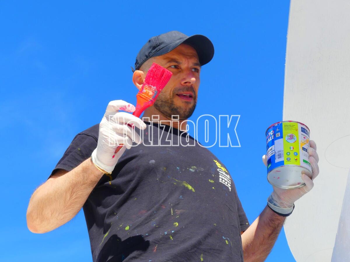 Dodici persone salvate in mare: l'artista Massimo Sirelli dona "un segno positivo alla vita" - 