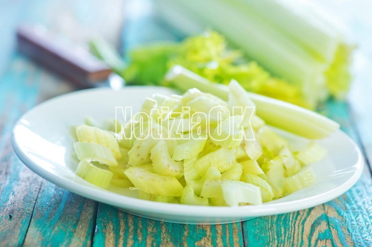 Lifestyle - La natura per star meglio, i rimedi della nonna per tosse, mal di gola e menopausa - celery on plate and on a table