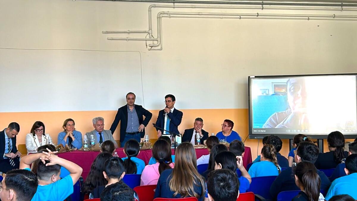 Isola di Capo Rizzuto, convegno su bullismo e il cyberbullismo all'I.C. Gioacchino Da Fiore  - 