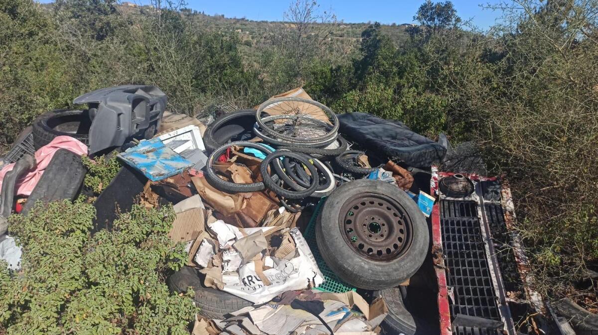 Utilizzava una strada come discarica personale: una denuncia - 