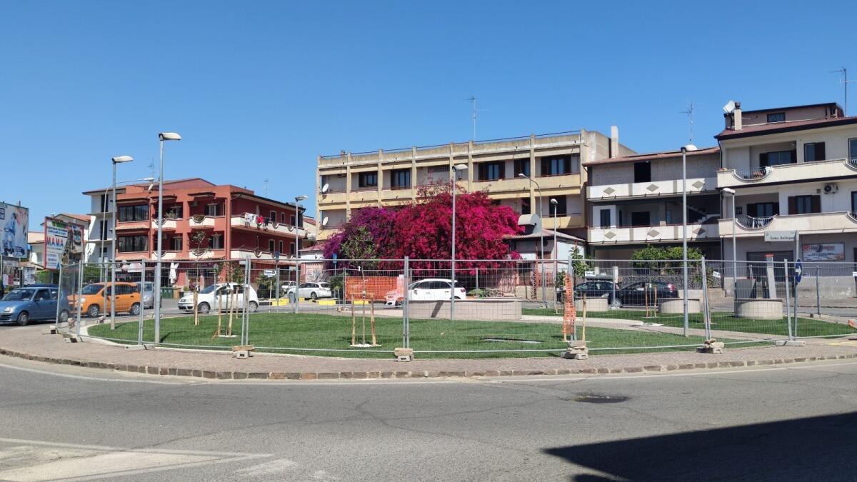 Isola di Capo Rizzuto, prende forma la nuova rotonda di Piazza Berlinguer - 