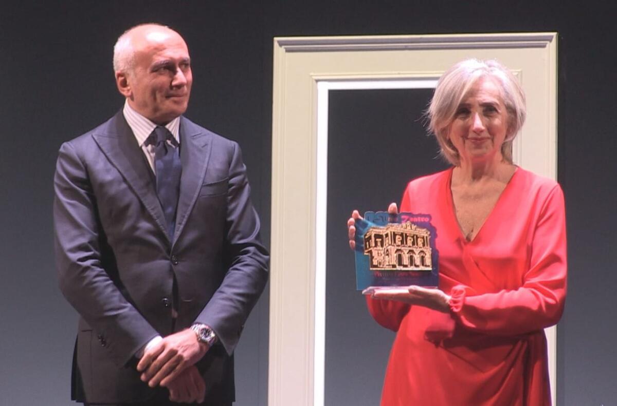 Al "Rendano" lo spettacolo di Lunetta Savino, l'artista riceve il "Premio Enzo Noce -