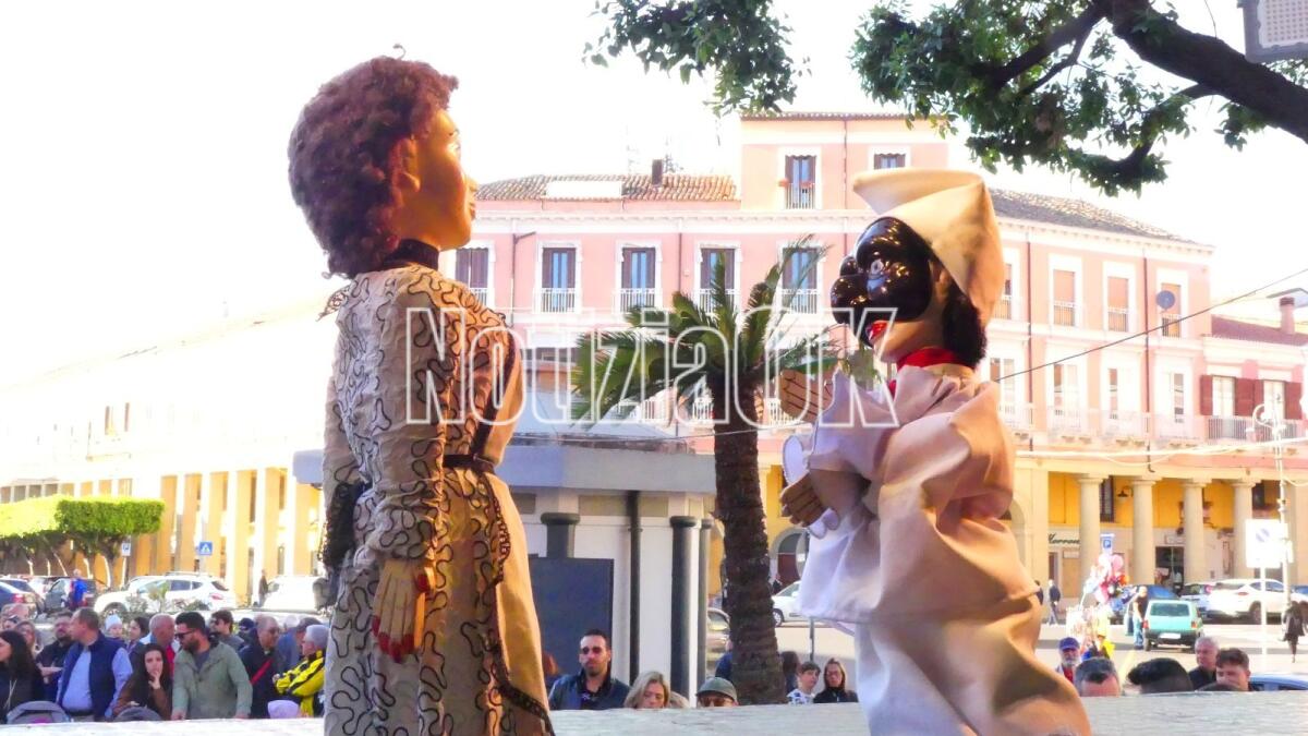 (FOTO) Crotone: Piazza Pitagora ha cambiato volto: è arrivato Pulcinella - 