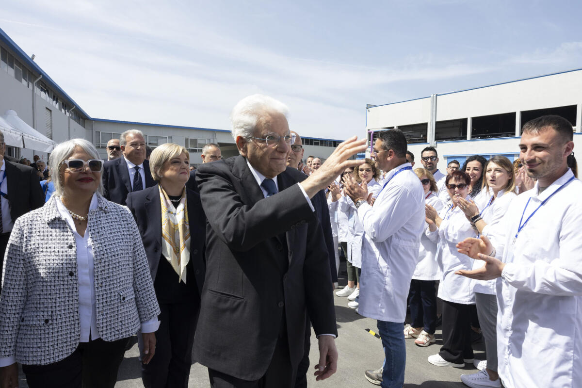 Il presidente Mattarella nel cosentino: "Il lavoro non è una merce" - Il Presidente della Repubblica Sergio Mattarella con Marina Elvira Calderone, Ministro del Lavoro e delle Politiche Sociali,nello stabilimento GIAS, in occasione della visita al sistema agroalimentare del distretto del cosentino per le celebrazione d