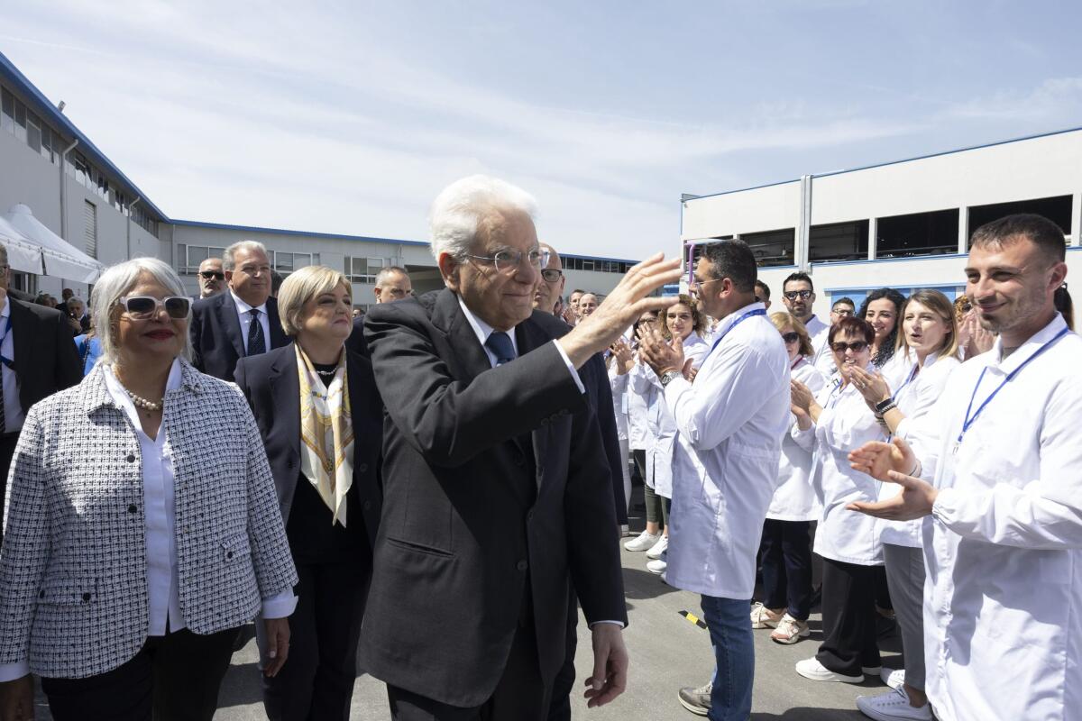 Mattarella in Calabria: "Il lavoro non è una merce" - Il Presidente della Repubblica Sergio Mattarella con Marina Elvira Calderone, Ministro del Lavoro e delle Politiche Sociali,nello stabilimento GIAS, in occasione della visita al sistema agroalimentare del distretto del cosentino per le celebrazione d