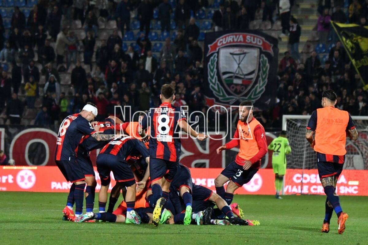 #CrotoneMonopoli 3-1 | I rossoblù conquistano l'accesso ai playoff - 