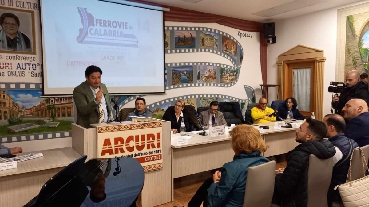«Creare un collegamento tra la stazione ferroviaria di Crotone e l'aeroporto di Sant'Anna» - 