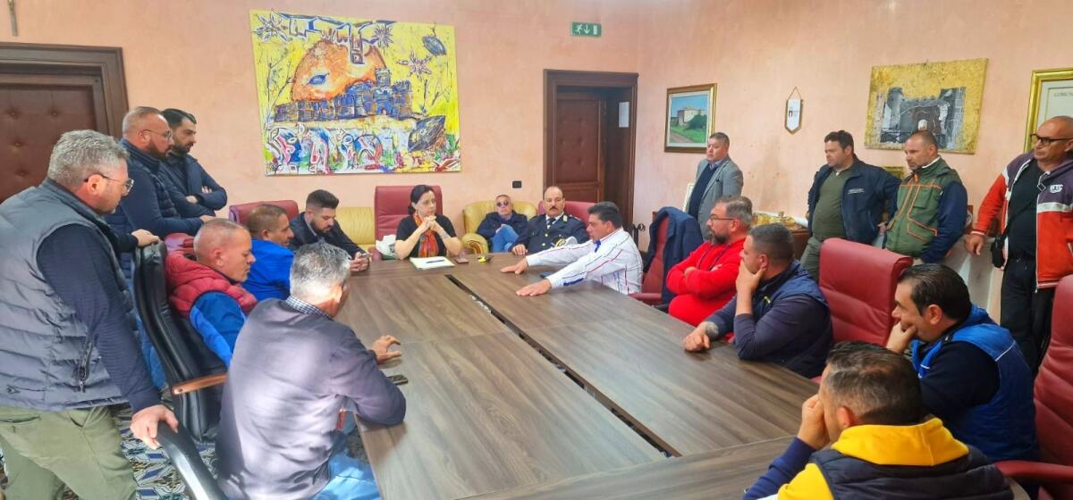 Isola, gli agricoltori consegnano le partite iva in segno di protesta - 