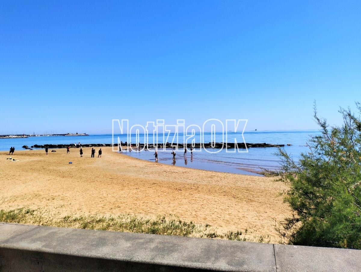 Crotone - Primo assaggio d'estate e primi bagni - 