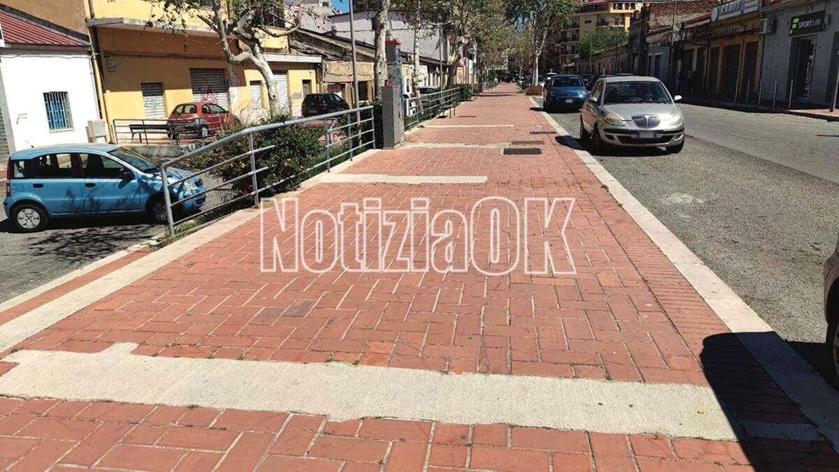 Nei quartieri di Crotone: marciapiedi a "strisce" lungo via Mario Nicoletta - 