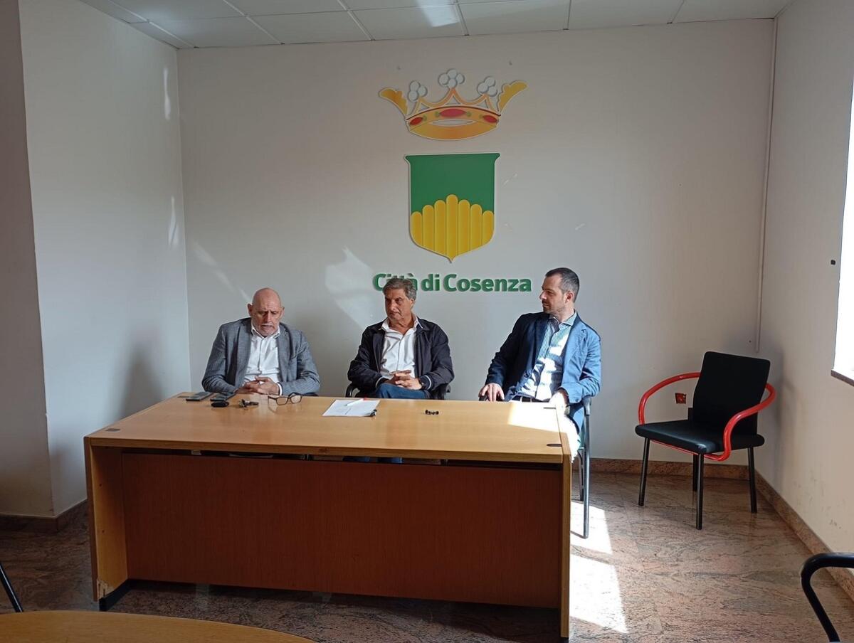 Cosenza - Le Officine Teatrali Telesiane celebrano i dieci anni di attività con “Alcesti” di Euripide - da sinistra Antonello Lombardo, Mimmo Frammartino e il dirigente scolastico Domenico De Luca