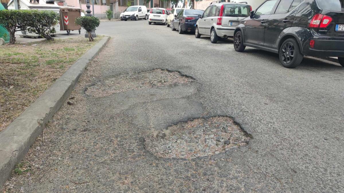 Nei quartieri di Crotone: altra strada, altre buche e nulla sembra cambiare - 