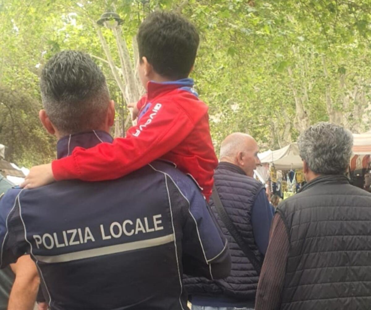 Crotone, Fiera Mariana: un bimbo si perde tra la folla, restituito alla madre dalla Polizia Locale - 