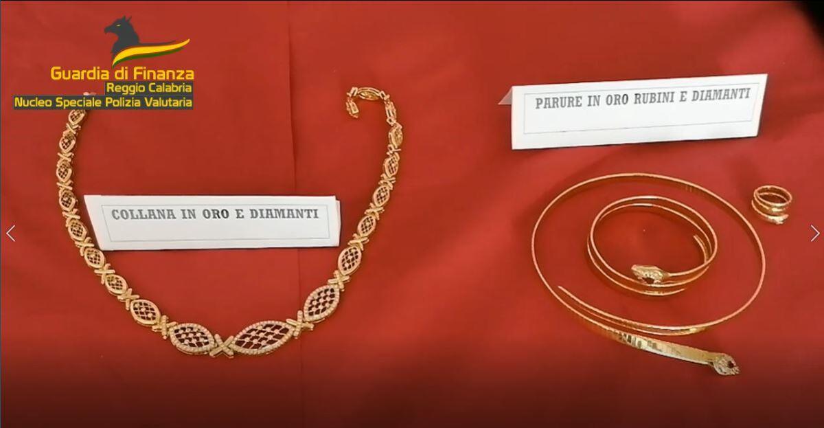 Monili, diamanti e preziosi. Tesoretto sequestrato a un promotore finanziario abusivo - 