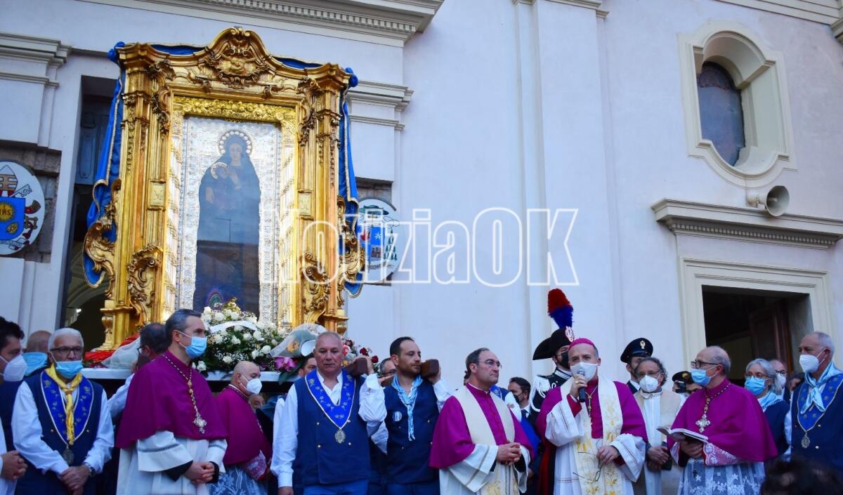 Crotone - In Piazza Duomo la devozione dei crotonesi verso la Madonna di Capo Colonna - 