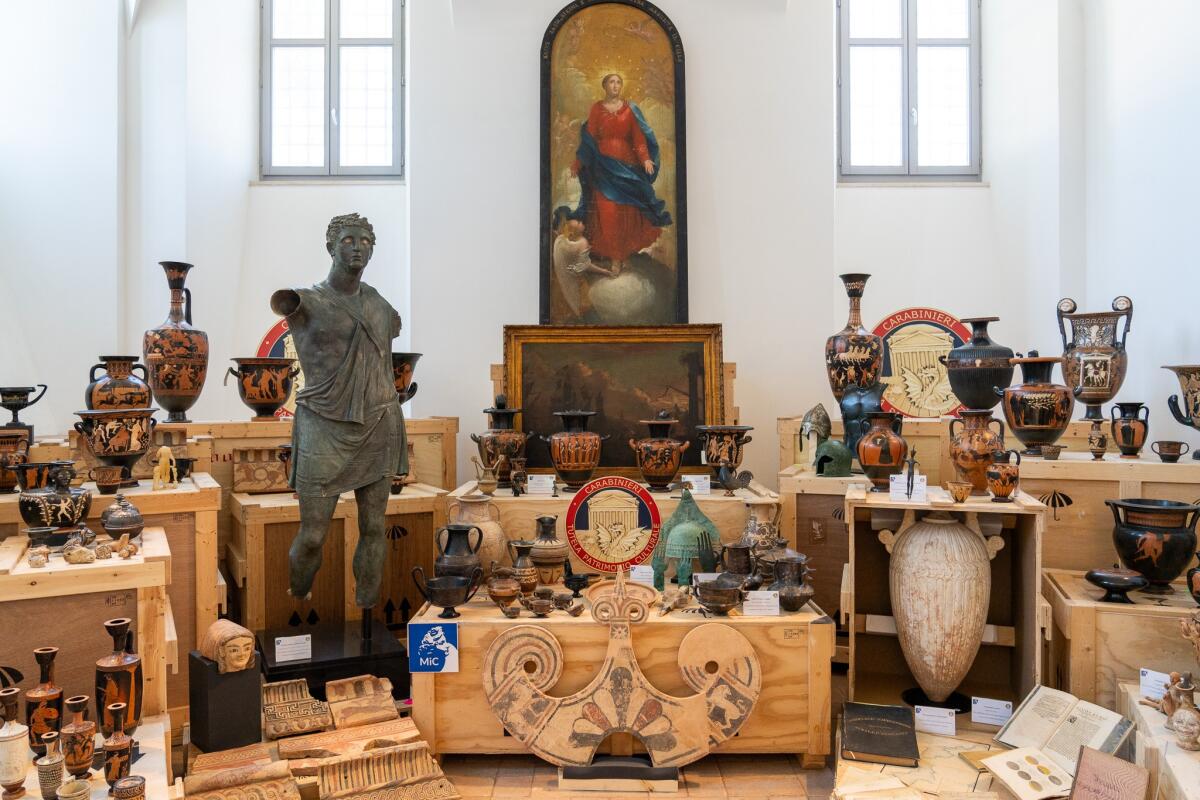 Negli Stati Uniti trovate opere d'arte trafugate in Calabria - Opere d'arte ritrovate dai carabinieri (Agenzia Dire 29.5.2024).JPG