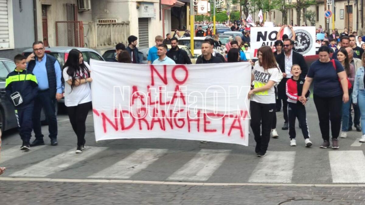 (Foto) Isola di Capo Rizzuto scende in piazza per dire “no” alla ‘ndrangheta - 