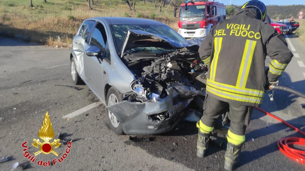 Incidente stradale, frontale tra auto e furgone: autista portato d'urgenza in ospedale - 