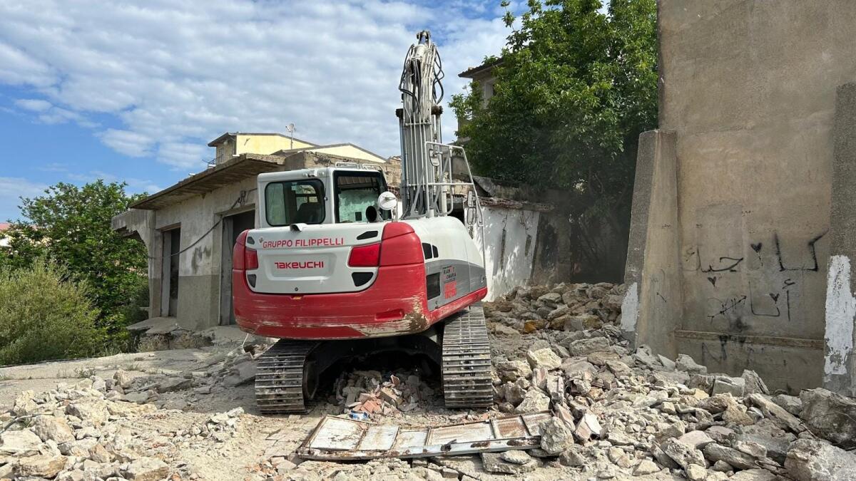 Cutro, iniziati i lavori di demolizione dei fabbricati di Rione Casale - 