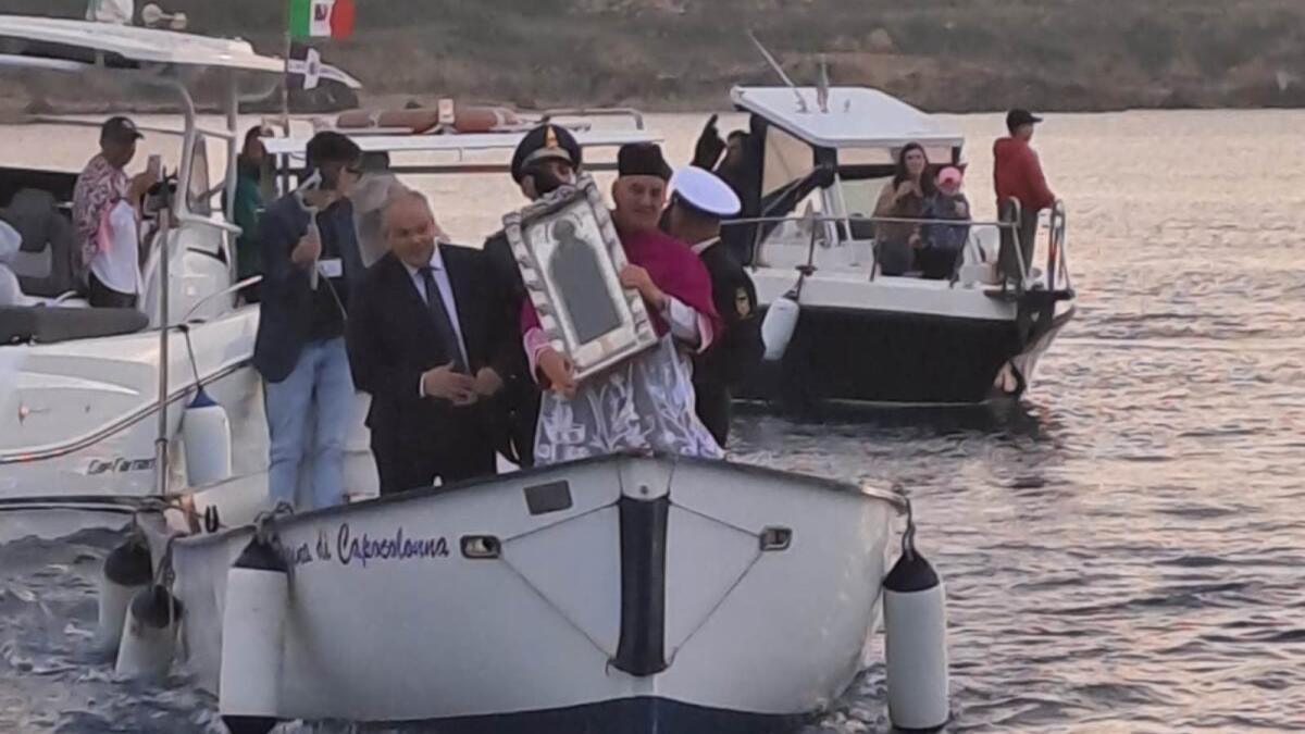 Crotone - Il quadricello di ritorno via mare, poi lo spettacolo pirotecnico - 