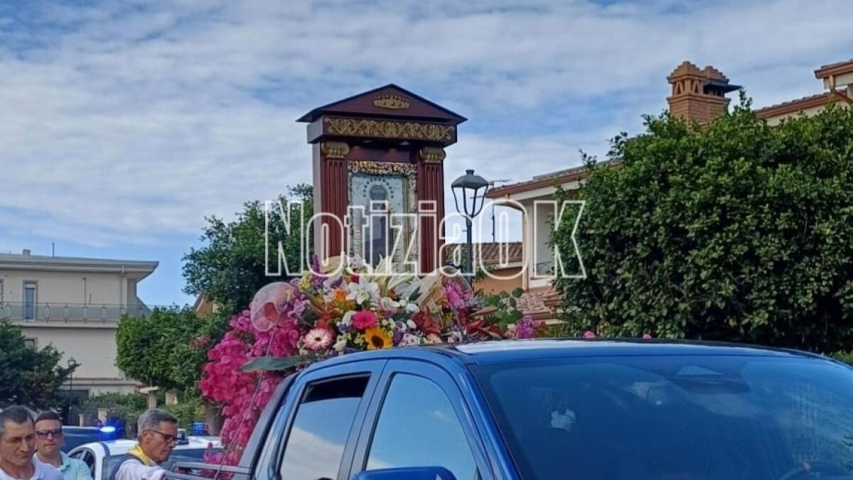 Crotone - A Farina in preghiera con la Madonna di Capocolonna - Oplus_131072