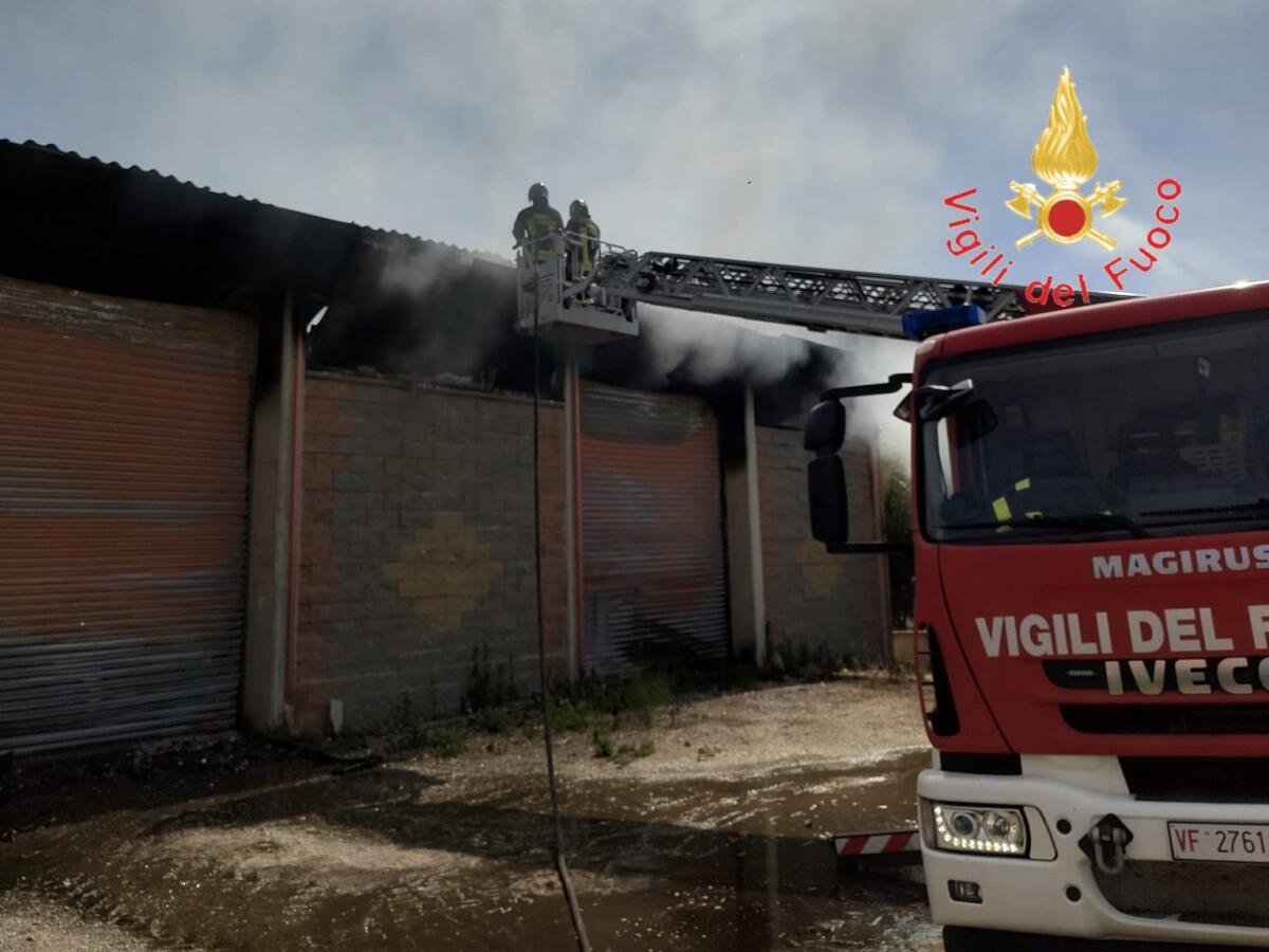 Incendio in un capannone agricolo: non si esclude nessuna ipotesi - 