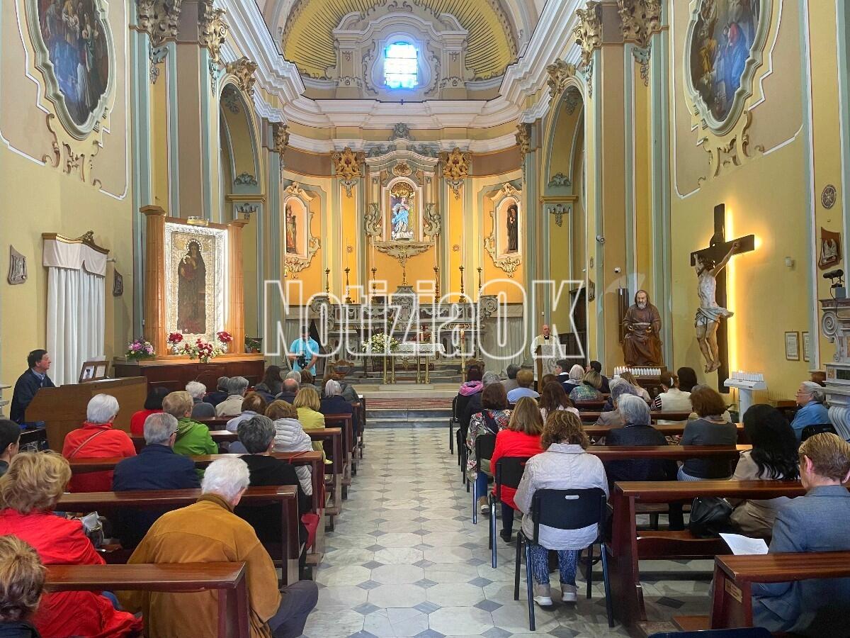 Crotone - Oggi si rinnova il tradizionale bacio - 