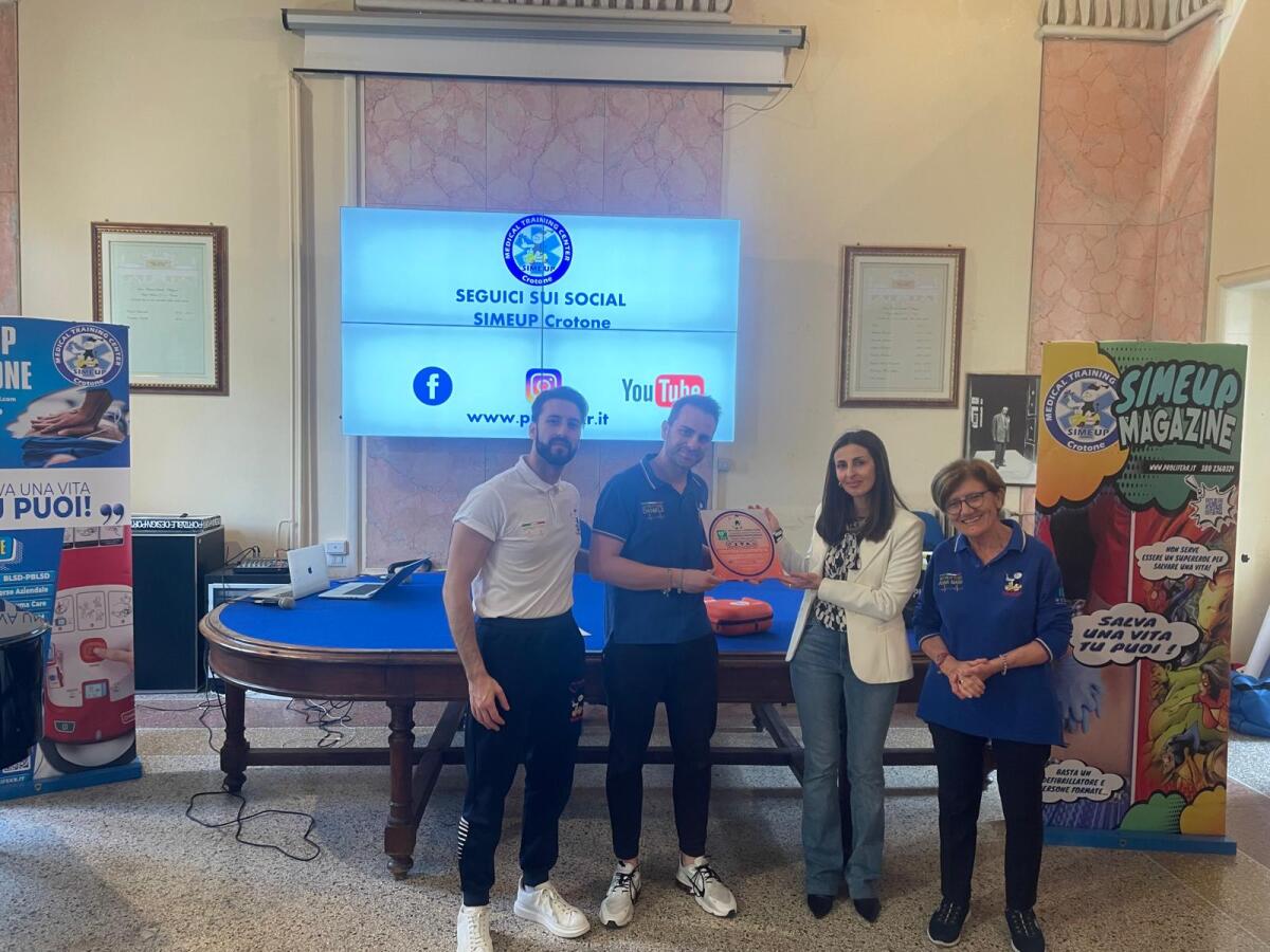 Crotone - Il liceo Pitagora si dota di due defibrillatori e diffonde la cultura della prevenzione - 