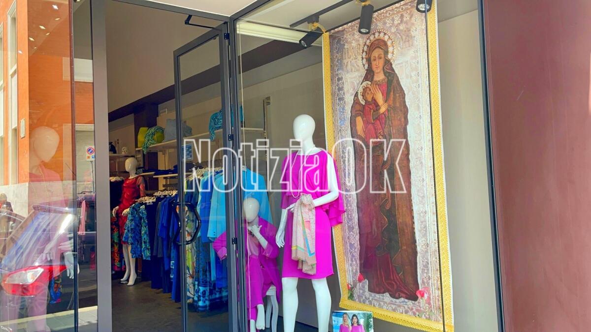(FOTO) Le vetrine crotonesi illuminate dalla Madonna di Capo Colonna - 