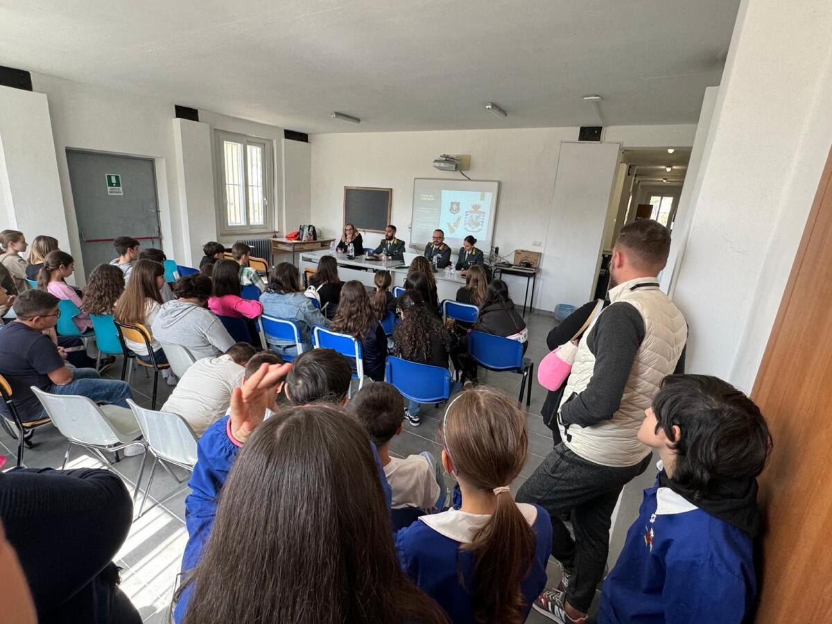 Le Fiamme Gialle nelle scuole per promuovere la cultura della legalità - 