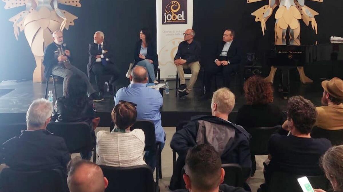 Cittadini attivi in contesti difficili: aperta la discussione a Crotone - 
